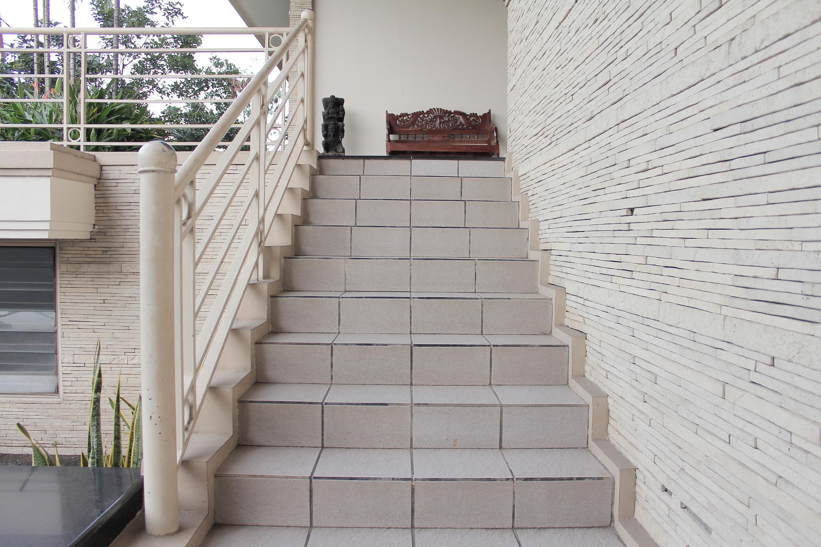 OYO 123 Puri Lotus Near Siloam Hospitals TB Simatupang Hotel Jakarta Exterior foto